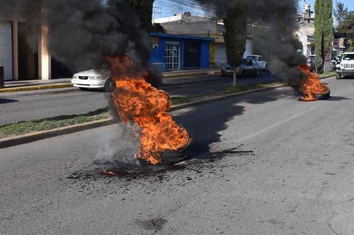 Bloquean calles de Huehuetoca; piden justicia para hombre atropellado